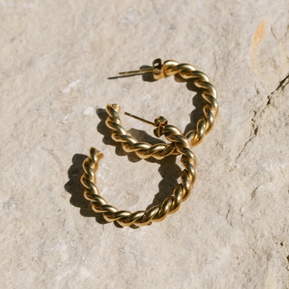 Waterproof gold plated woven hoop earrings - Picture 3 of 4